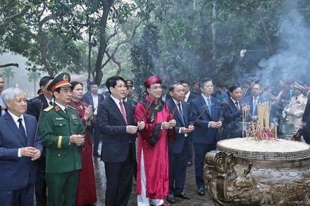 Chủ tịch nước Lương Cường cùng các đại biểu tại Lễ dâng hương Giỗ Tổ Hùng Vương (Ảnh: NGỌC LONG)