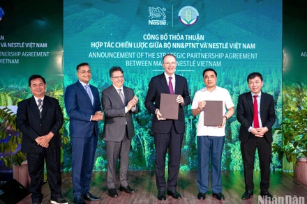 Thứ trưởng Nông nghiệp và Phát triển nông thôn Nguyễn Quốc Trị (thứ 2 từ phải sang) và ông Mark Schneider, Giám đốc điều hành Tập đoàn Nestlé (thứ 3 từ phải sang) tại lễ ký kết bản ghi nhớ hợp tác giữa Nestlé Việt Nam và Bộ Nông nghiệp và Phát triển nông thôn. 