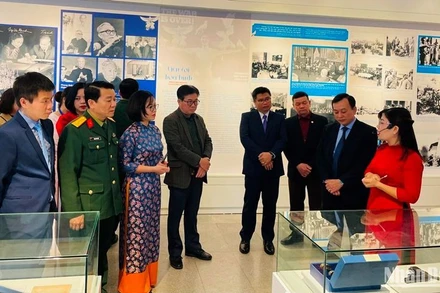 Công chúng tham quan trưng bày chuyên đề “Hiệp định Paris - Cánh cửa hòa bình”.