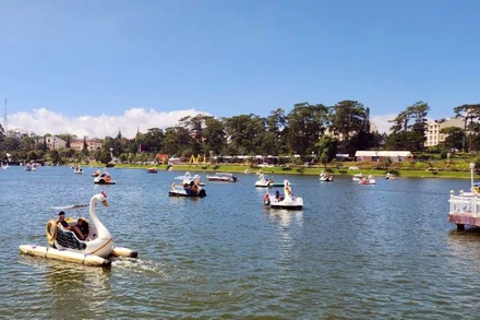 Trên hồ Xuân Hương-Đà Lạt dịp lễ 30/4 và 1/5.