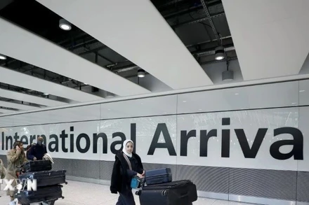 Hành khách tại sân bay Heathrow ở thủ đô London, Anh. (Ảnh: THX/TTXVN). 
