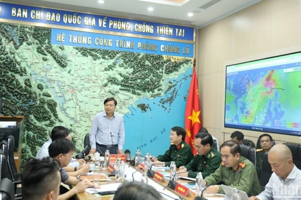 Thứ trưởng Nông nghiệp và Phát triển nông thôn Nguyễn Hoàng Hiệp chủ trì cuộc họp ứng phó với bão số 7 chiều 8/11.