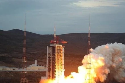 Tên lửa đẩy Trường Chinh-2C mang theo vệ tinh S-SAR01 rời bệ phóng tại Trung tâm phóng vệ tinh Thái Nguyên, tỉnh Sơn Tây (Trung Quốc), ngày 13/10/2022. (Ảnh: THX/TTXVN)