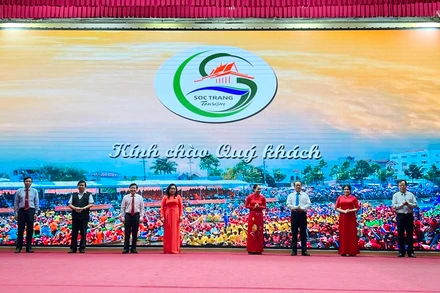 Lãnh đạo tỉnh Sóc Trăng và các đại biểu kích hoạt "Ứng dụng phần mềm du lịch thông minh tỉnh Sóc Trăng".