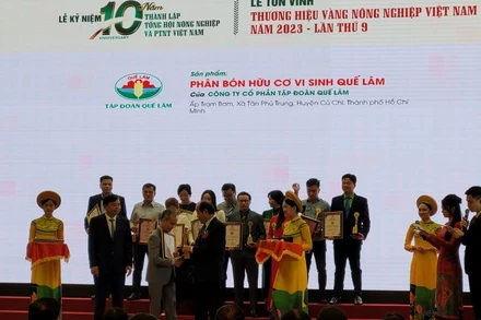 Trao kỷ niệm chương và bằng khen cho các thương hiệu được tôn vinh thương hiệu vàng nông nghiệp 2023.