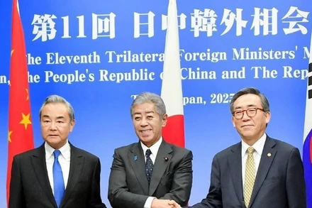 Ngoại trưởng Trung Quốc Vương Nghị, Ngoại trưởng Nhật Bản Takeshi Iwaya và Ngoại trưởng Hàn Quốc Cho Tae Yul trong cuộc gặp ba bên tại Tokyo, ngày 21/3/2025. (Nguồn: Kyodo/TTXVN).