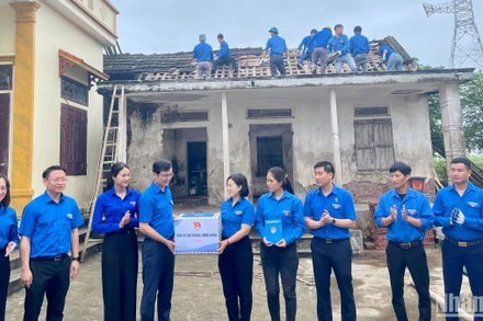 Đồng chí Bí thư thứ nhất Trung ương Đoàn Bùi Quang Huy và đoàn công tác đã đến kiểm tra đội hình thanh niên tình nguyện Ninh Bình thực hiện nhiệm vụ hỗ trợ gia đình bà Đỗ Thị Thi tháo dỡ công trình nhà ở, di chuyển đồ dùng sinh hoạt... tại xã Kim Chính, huyện Kim Sơn. 