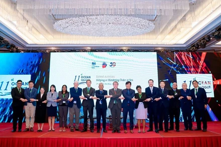 Các đại biểu chụp ảnh lưu niệm tại Đối thoại Biển lần thứ 11. (Ảnh Bộ Ngoại giao)