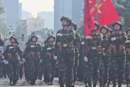 [Video] Những "bóng hồng" trong Khối nữ sĩ quan thông tin diễu binh diễu hành trên phố