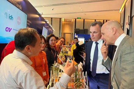 Đại diện IDH Việt Nam trình bày về những sáng kiến nhằm hướng tới cắt giảm lượng khí thải carbon của chuỗi cung ứng tôm và cá tra ở đồng bằng sông Cửu Long.