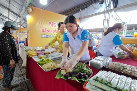 Khách thập phương tìm đến thưởng thức nhiều loại bánh thơm ngon, hấp dẫn tại Ngày hội bánh dân gian Nam Bộ lần thứ 3 năm 2023.