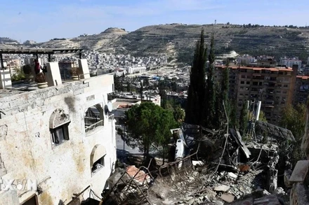 Hiện trường cuộc không kích của Israel xuống Damascus, Syria. (Ảnh: THX/TTXVN)