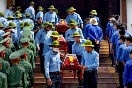 Đưa hài cốt các anh hùng liệt sĩ từ Campuchia trở về đất mẹ. (Ảnh: QUANG KHẢI)