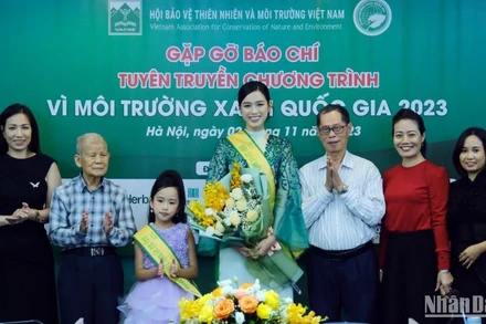 Ban tổ chức và các đại sứ chụp ảnh tại buổi họp báo.