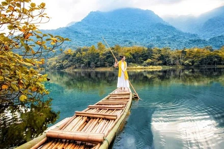 Khách du lịch tham gia các trải nghiệm tại khu du lịch Thiên Sơn – Suối Ngà (huyện Ba Vì).