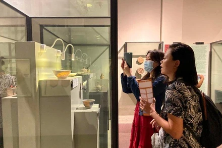 Khách du lịch khám phá các hiện vật tại Hoàng thành Thăng Long.