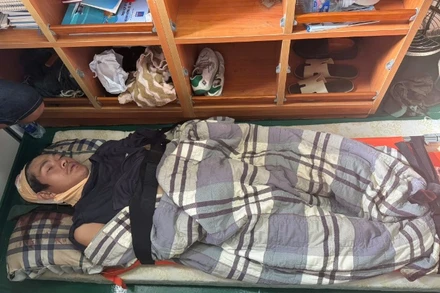 Ngư dân Hà việt Toán được sơ cấp cứu và đưa về Cảng An Thới, đảo Phú Quốc để tiếp tục điều trị.