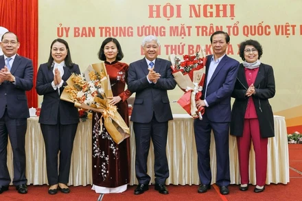 Chủ tịch Ủy ban Trung ương Mặt trận Tổ quốc Việt Nam Đỗ Văn Chiến (thứ 3 từ phải sang) và các đồng chí lãnh đạo Ủy ban trao hoa chúc mừng 2 tân Ủy viên Ủy ban, Đoàn Chủ tịch Ủy ban Trung ương Mặt trận Tổ quốc Việt Nam khóa X.
