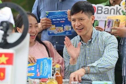 Lãnh đạo Trung tâm Xúc tiến thương mại nông nghiệp (Bộ Nông nghiệp và Phát triển nông thôn) tham gia phiên livestream Chợ phiên OCOP thành phố Hồ Chí Minh.