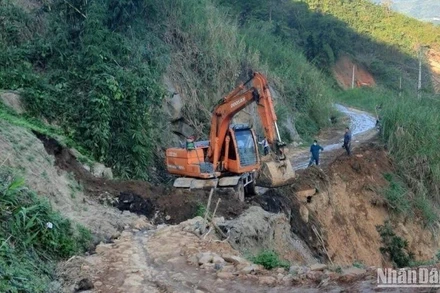 Khắc phục sạt lở tuyến đường thị trấn Mường Xén đi Tây Sơn. 
