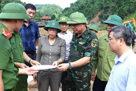 Đồng chí Lò Văn Tiến (thứ ba từ phải sang) Phó Chủ tịch Ủy ban nhân dân tỉnh Điện Biên kiểm tra công tác tìm kiếm cứu nạn tại xã Mường Pồn.