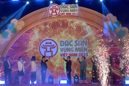 Các đại biểu ấn nút khai mạc Hội chợ Đặc sản Vùng miền Việt Nam 2023. (Ảnh: THANH TRÀ)