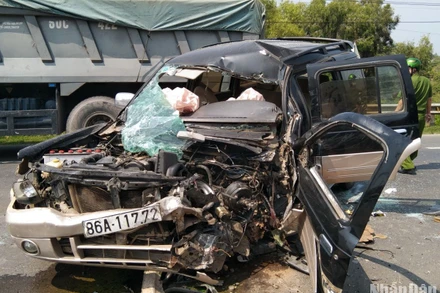 Xe ô-tô 7 chỗ bị nát phần đầu.