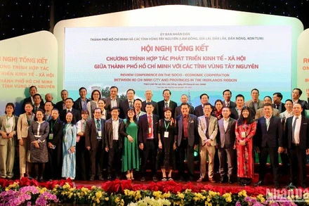 Lãnh đạo Thành phố Hồ Chí Minh và các tỉnh Tây Nguyên chụp ảnh lưu niệm cùng các doanh nghiệp, nhà đầu tư.