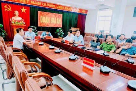 Quang cảnh cuộc đối thoại do quận Hải An (Hải Phòng) tổ chức chiều 26/8, nhưng người dân không đến dự.