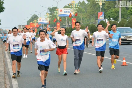 Đông đảo cán bộ, người dân tham gia giải chạy về tuyên truyền tiết kiệm điện.