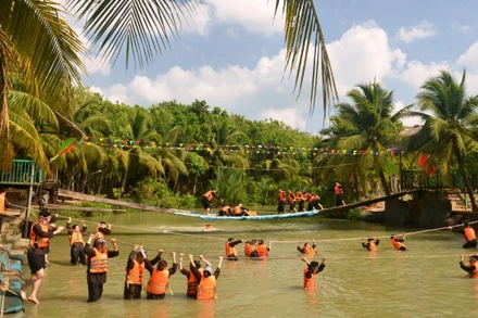 Khách du lịch đến khu du lịch sinh thái Lan Vương (thành phố Bến Tre) vui chơi trong dịp lễ.