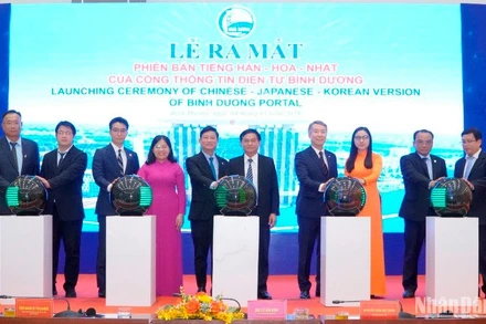 Các đại biểu thực hiện nghi thức công bố Cổng Thông tin điện tử Bình Dương phiên bản tiếng Hàn-Hoa-Nhật.