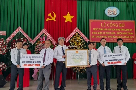 Lãnh đạo tỉnh Long An trao Bằng công nhận xã nông thôn mới nâng cao cho xã Vĩnh Công, huyện Châu Thành, Long An. 