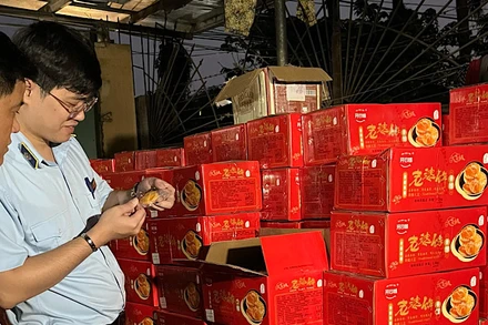 Các sản phẩm bánh trung thu không rõ nguồn gốc bị lực lượng chức năng thu giữ tại thành phố Hà Nội.