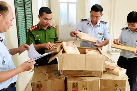 Lực lượng chức năng kiểm tra hàng hóa vi phạm.