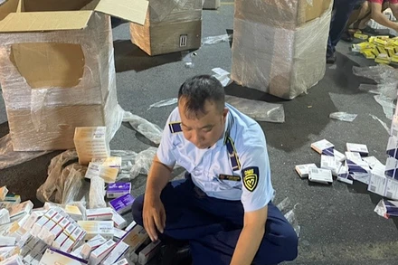 Lực lượng Quản lý thị trường tiến hành kiểm đếm, thu giữ số lượng lớn thuốc tân dược không rõ nguồn gốc
