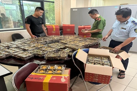 Lực lượng quản lý thị trường thành phố Hà Nội tạm giữ số lượng lớn bánh trung thu không rõ nguồn gốc.