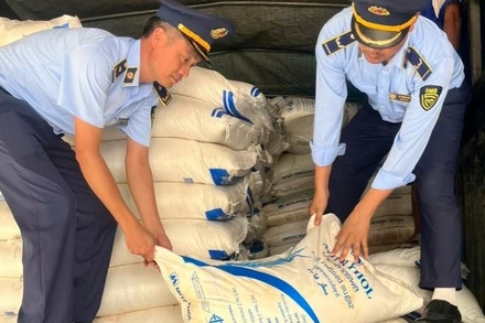 Lực lượng Quản lý thị trường tỉnh Quảng Trị thu giữ 11 tấn đường cát nhập lậu.