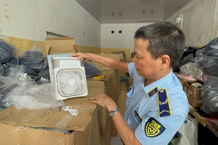 Lực lượng quản lý thị trường thu giữ nhiều quạt tích điện không rõ nguồn gốc trên địa bàn huyện Hoài Đức (Hà Nội).