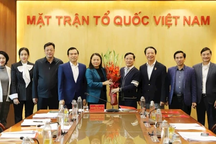 Đồng chí Nguyễn Thị Thu Hà - Ủy viên Ban chấp hành Trung ương Đảng, Phó Bí thư Thường trực Đảng ủy Mặt trận Tổ quốc, các đoàn thể Trung ương, Phó Chủ tịch, Tổng Thư ký Ủy ban TƯ Mặt trận Tổ quốc Việt Nam trao quyết định cho đồng chí Phạm Tấn Công, Chủ tịch VCCI.