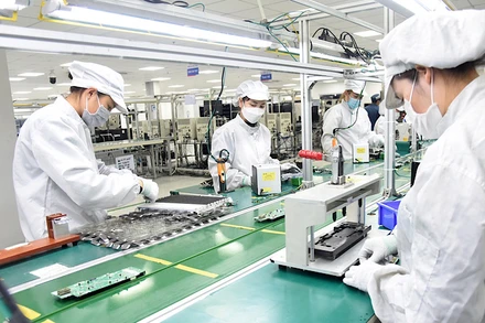 Dây chuyền sản xuất linh kiện điện tử của Công ty TNHH Bumjin Electronics Vina (Quảng Ninh). (Ảnh: TRẦN HẢI)