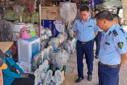 Lực lượng quản lý thị trường thành phố Hà Nội kiểm tra việc kinh doanh, lưu thông hàng hóa thiết bị điện trên địa bàn.