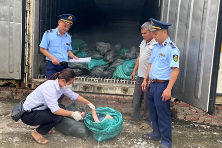 Lực lượng chức năng tỉnh Lạng Sơn kiểm tra hàng hóa vi phạm. 