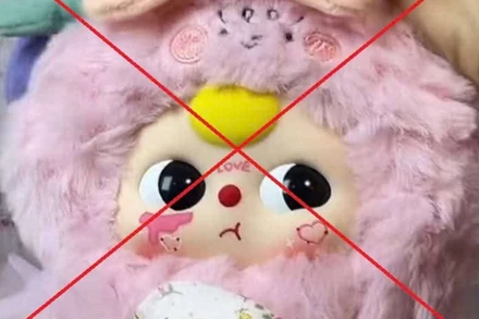 Hình ảnh sản phẩm đồ chơi búp bê baby three được cho in hình giống "đường lưỡi bò" vi phạm chủ quyền lãnh thổ Việt Nam.