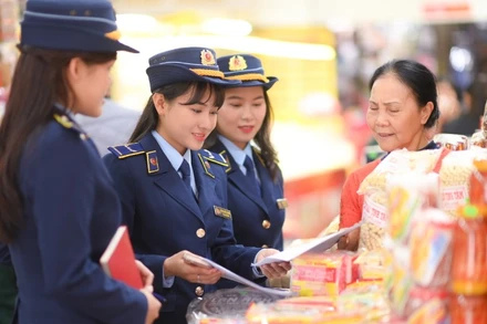 Công chức Quản lý thị trường hướng dẫn các hộ kinh doanh chấp hành quy định pháp luật về kinh doanh, buôn bán.