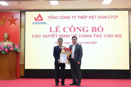 Chủ tịch Hội đồng quản trị VNSTEEL Lê Song Lai trao quyết định và tặng hoa tân Tổng giám đốc VNSTEEL Nghiêm Xuân Đa