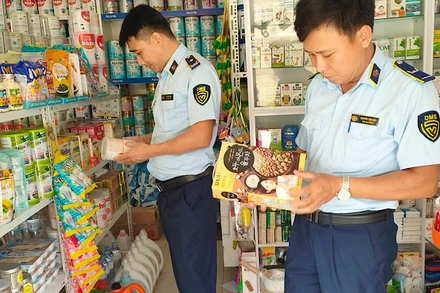 Lực lượng quản lý thị trường tỉnh Thái Bình kiểm tra hàng hóa trên địa bàn.
