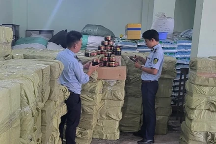 Lực lượng quản lý thị trường tỉnh Phú Yên đã tiến hành tạm giữ toàn bộ số hàng hóa để tiếp tục làm rõ và xử lý theo quy định của pháp luật.