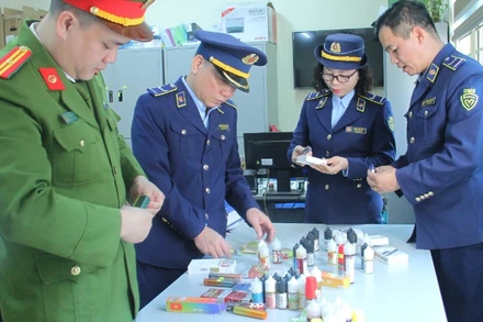 Lực lượng chức năng tỉnh Lào Cai thu giữ các sản phẩm thuốc lá điện tử vi phạm trên địa bàn. (Ảnh: PHẠM HẠNH)