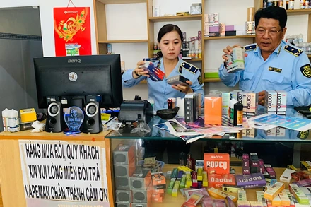 Lực lượng Quản lý thị trường kiểm tra, thu giữ thuốc lá điện tử vi phạm. (Ảnh: QUYÊN LƯU)